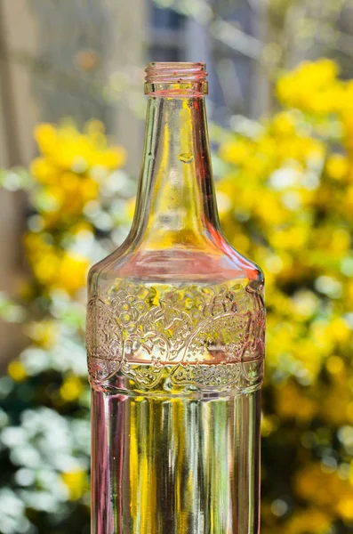 Szklana butelka na wodę — Zdjęcie stockowe