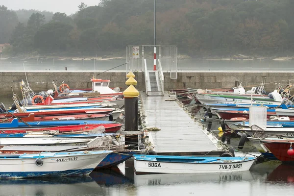 Barcos de pesca anclados en el puerto — Foto de Stock