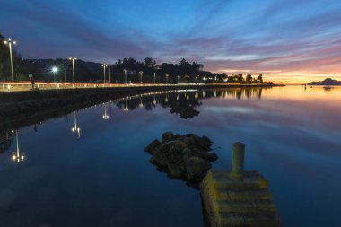Gün batımında Ra de Pontevedra (İspanya) görünümünü
