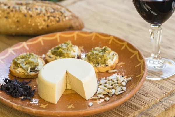 Блюдо с веганским сыром — стоковое фото