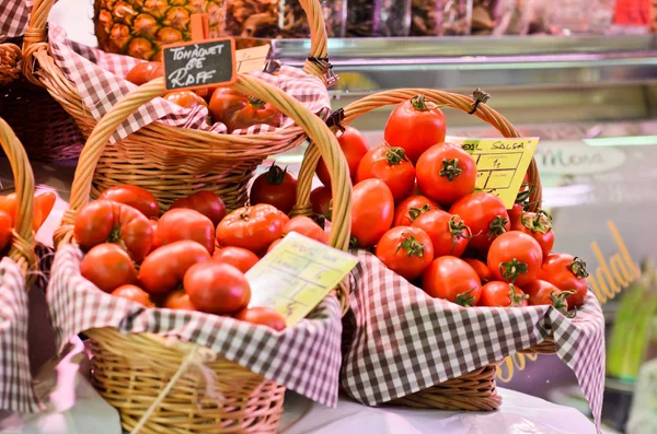 Modne tomater i en kurv – stockfoto