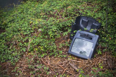 Terk edilmiş ve kırık televizyon