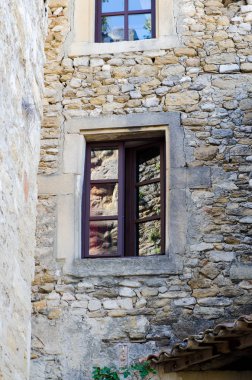 Eski taş bina penceresinde