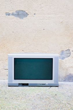 Terk edilmiş eski televizyon