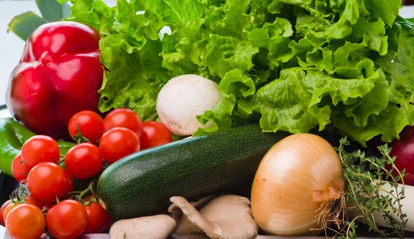 Presentazione dei prodotti con ingredienti per insalata — Foto Stock