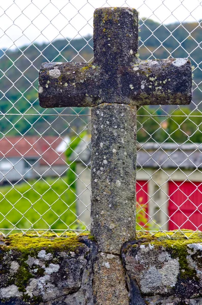 Гранитный каменный крест в деревне Галисия (Испания) ) — стоковое фото