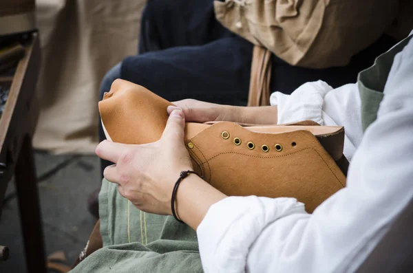 Manos haciendo botas —  Fotos de Stock