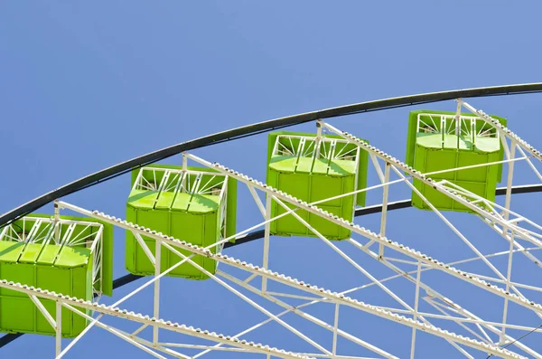 Ferris wheel of green colour — Stock Photo, Image