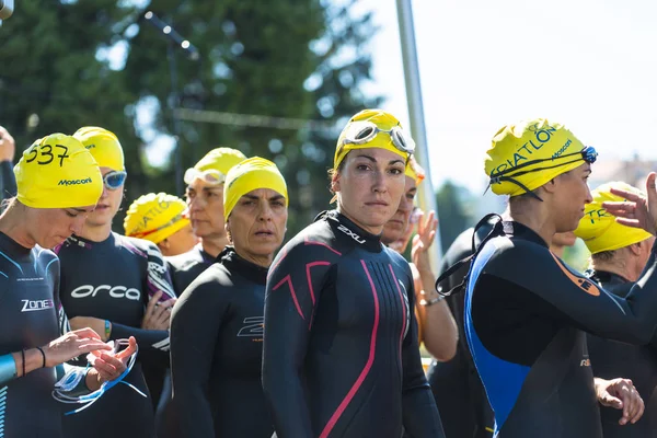 Triatleti pronti a nuotare — Foto Stock