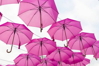 Gökyüzünde pembe şemsiye