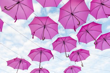 Gökyüzünde pembe şemsiye