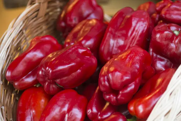 Rød paprika på markedet – stockfoto