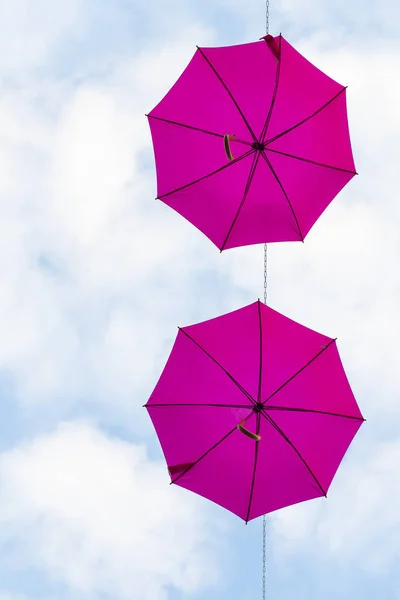 Różowy parasol na niebie — Zdjęcie stockowe