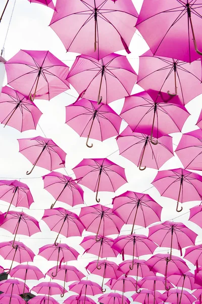 Paraguas rosa en el cielo — Foto de Stock