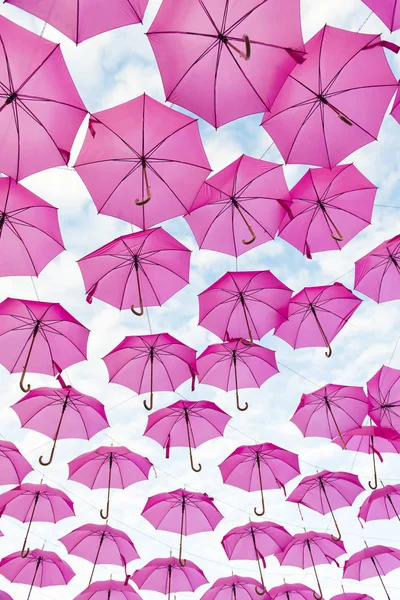 Guarda-chuva rosa no céu — Fotografia de Stock