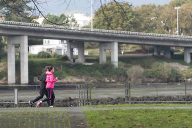 Pontevedra, İspanya - 13 Aralık 2015: birkaç uygulamaları Nehri çalıştıran bu şehrin haçlar.