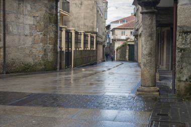 Pontevedra, İspanya - 5 Mart 2016: birinde, tarihi kent sokaklarında yağmur ıslak taş zeminler.