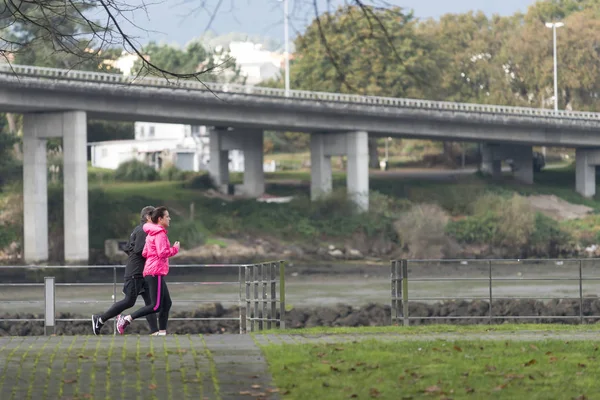 Pontevedra, İspanya - 13 Aralık 2015: birkaç uygulamaları Nehri çalıştıran bu şehrin haçlar.