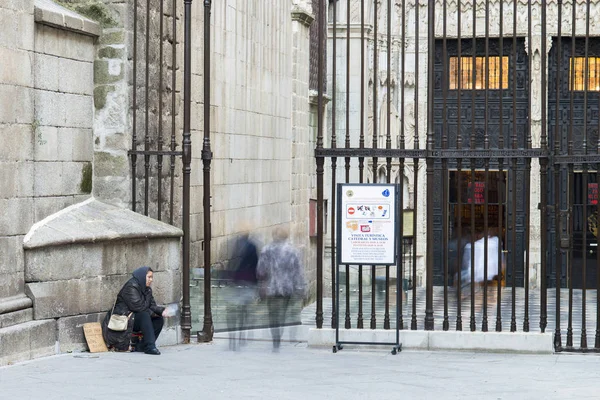 Toledo Hiszpania Grudzień 2015 Kobieta Prosi Jałmużnę Przy Wejściu Kościoła — Zdjęcie stockowe
