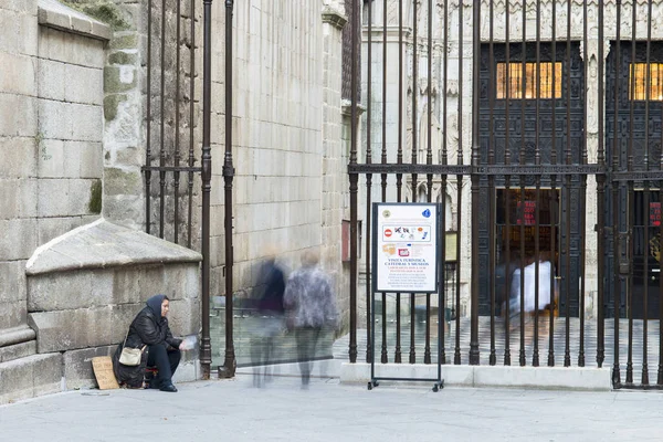 Toledo Espagne Décembre 2015 Une Femme Demande Aumône Entrée Une — Photo