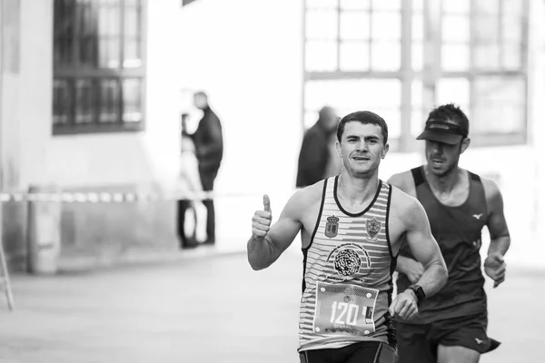 Atletas corriendo en la media maratón — Foto de Stock