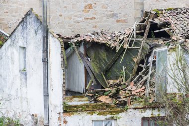 İspanya harap ve terk edilmiş evde