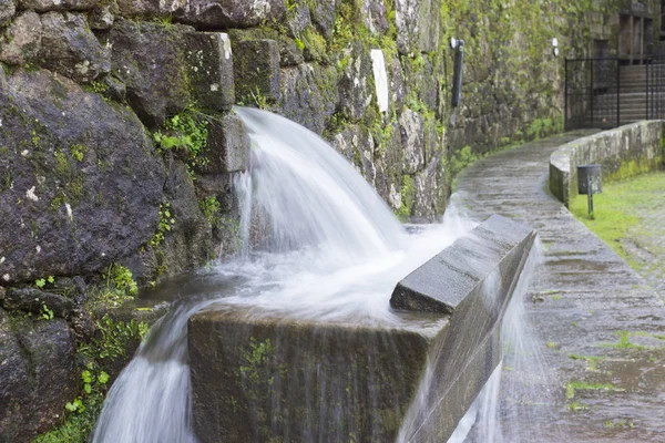 Sorgente Acqua Con Grande Getto Acqua — Foto Stock