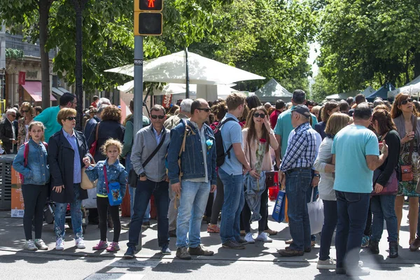 Barcelona Spanien April 2017 Folkmassa Väntar Att Korsa Gångväg Firandet — Stockfoto