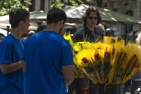 Barcelone Espagne Avril 2017 Deux Jeunes Garçons Vendent Des Roses — Photo