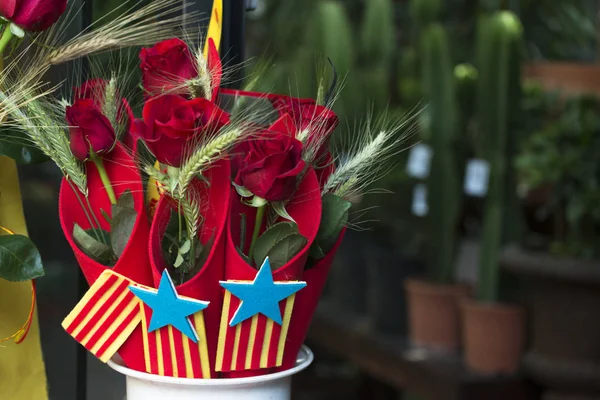 Ramo Rosas Con Bandera Catalana Celebración San Jordi — Foto de Stock