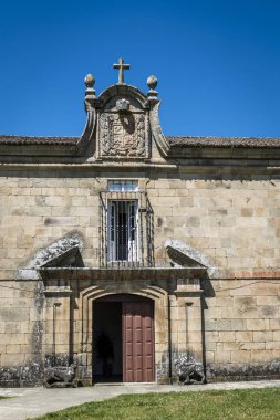 Lugo 'daki Bernardas Anneleri Manastırı (İspanya), önce Benedictine, sonra Cistercian, her zaman kadınlara ayrılmış..