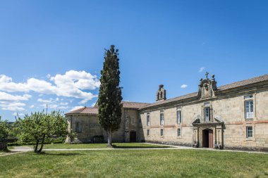 Lugo 'daki Bernardas Anneleri Manastırı (İspanya), önce Benedictine, sonra Cistercian, her zaman kadınlara ayrılmış..
