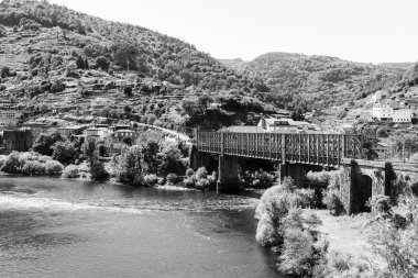 Demiryolu için demir köprü Os Peares, Bizim (İspanya)