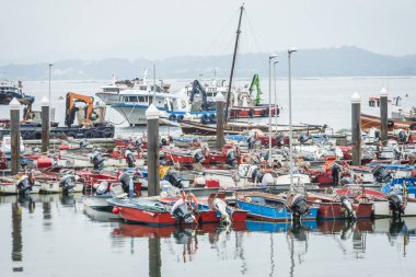 Illa De Arousa, İspanya - 27 Mayıs 2017: Ria de Arousa adasında büyük bir hareketlilikle balıkçılık limanı.