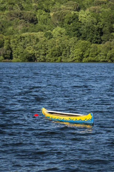 Piragua Vacía Medio Embalse Galicia España —  Fotos de Stock