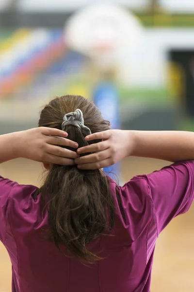 Ein Teenager Mädchen Mit Dem Rücken Zum Pferdeschwanz — Stockfoto