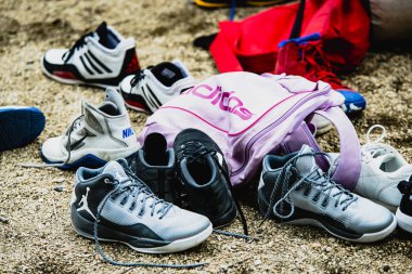 Koşu ayakkabıları üst üste