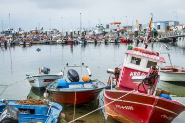 Illa De Arousa, İspanya - 27 Mayıs 2017: Ria de Arousa adasında büyük bir hareketlilikle balıkçılık limanı.