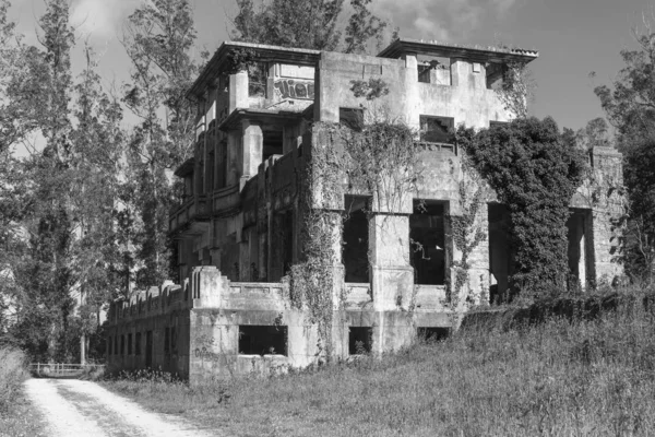 Cesuras, İspanya - 8 Haziran 2017: Eski bir sanatoryumun kalıntıları..