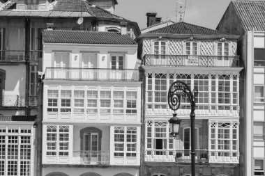 A Coruna, Galiçya 'daki Betanzos köyündeki tipik galeriler (İspanya))