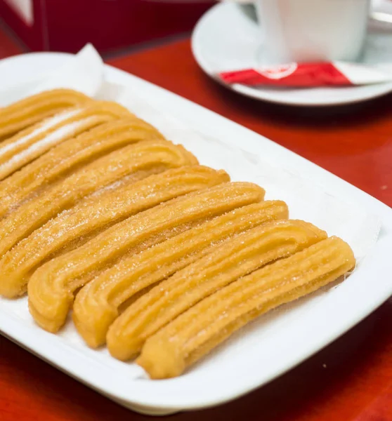 Een Bord Met Churros Met Suiker Erop — Stockfoto