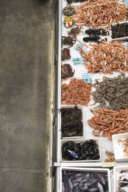 Pontevedra, İspanya - 12 Ağustos 2017: Merkezi pazardaki balık ve deniz ürünleri tezgahlarının ayrıntıları.