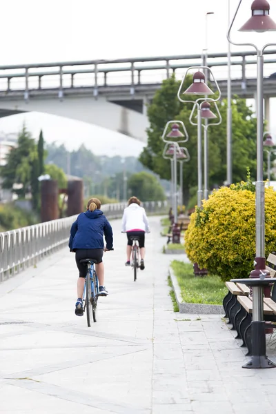 Pontevedra Espanha Junho 2017 Ciclistas Passeiam Longo Dos Passeios Lado — Fotografia de Stock