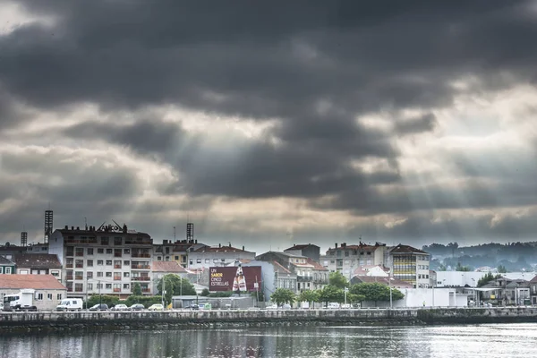 Pontevedra Espanha Junho 2017 Sol Filtrando Através Nuvens Tempestuosas Sobre — Fotografia de Stock