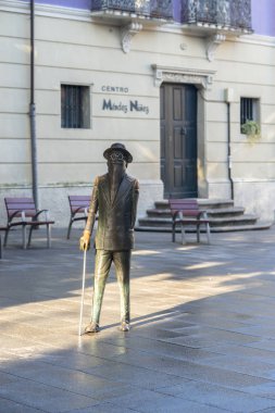 Pontevedra, İspanya - 19 Ağustos 2017: Şehrin antik kakosundaki Ramon del Valle Inklanına adanmış heykel.