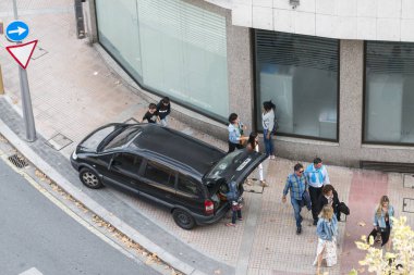 Pontevedra, İspanya - 14 Ağustos 2017: Kaldırımda çok kötü park edilmiş bir araba.