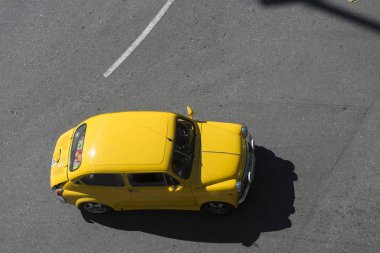 Pontevedra, İspanya - 20 Ağustos 2017: Eski bir koltuk şehrin sokaklarından birinden geçer.