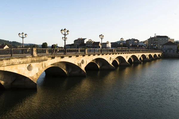 Pontevedra Španělsko Srpna 2017 Pár Poutníků Projde Kolem Jednoho Mostů — Stock fotografie