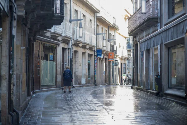 Pontevedra Espanha Agosto 2017 Uma Mulher Idosa Caminha Pavimento Molhado — Fotografia de Stock