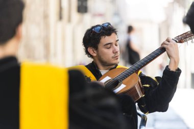 Salamanca, İspanya - 2 Eylül 2017: Üniversitenin eski elbisesini giyen, şarkı söyleyen, çalan ve genel olarak sicim ve perküsyon enstrümanlarını kullanan ünlü Tuna, grup veya kardeşlik üyesi